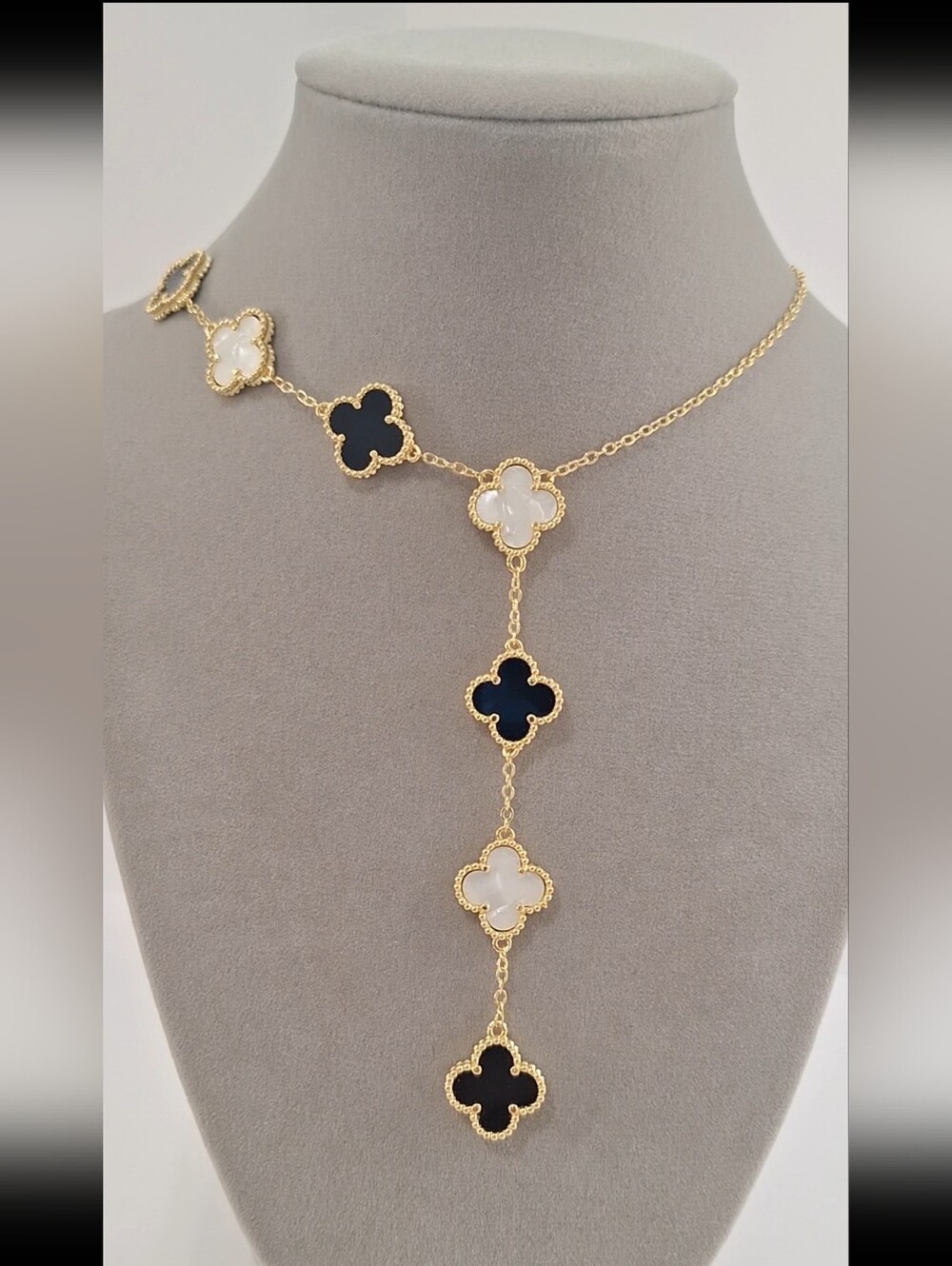 Mother pearl and black onyx clover Necklace